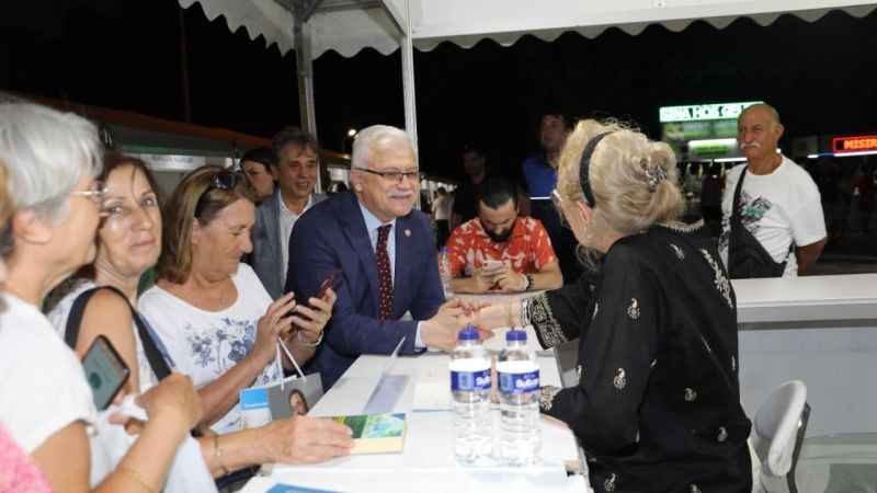 Burhaniye Kitap Fuarı'nda Türkan Şoray rüzgarı