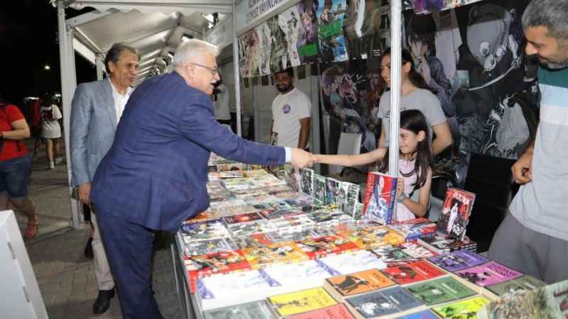 Burhaniye Kitap Fuarı'nda Türkan Şoray rüzgarı