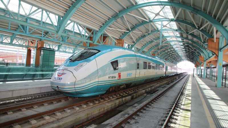Yüksek Hızlı Tren ile Sivas'a insan akını yaşandı Yüksek Hızlı Tren ile Sivas'a insan akını yaşandı