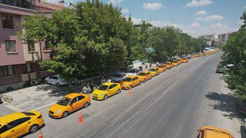 Başkent'te tarife yenilendi, taksiciler güncelleme için uzun kuyruklar oluşturdu