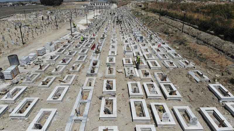 Deprem mezarlığında 100 kabirde kimlik belirleme çalışması sürüyor