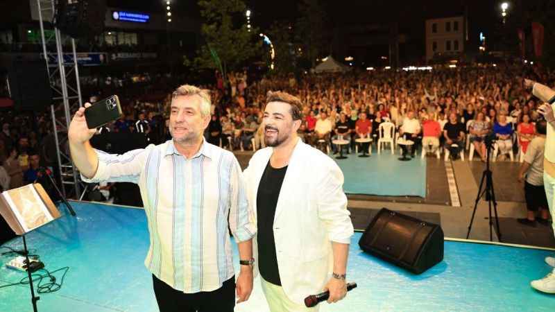 Burak Kut Şilelileri şarkılarıyla coşturdu Burak Kut Şilelileri şarkılarıyla coşturdu
