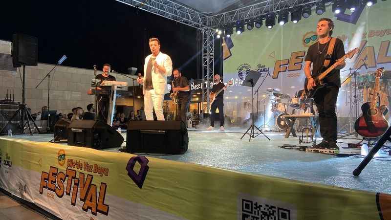 Burak Kut Şilelileri şarkılarıyla coşturdu Burak Kut Şilelileri şarkılarıyla coşturdu