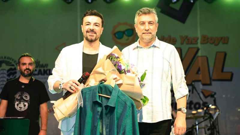 Burak Kut Şilelileri şarkılarıyla coşturdu Burak Kut Şilelileri şarkılarıyla coşturdu