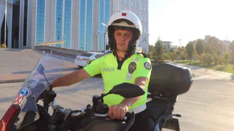 O polis konuştu: "Kendisi gözyaşlarını tutamadı, ben de çok duygulandım" O polis konuştu: "Kendisi gözyaşlarını tutamadı, ben de çok duygulandım"