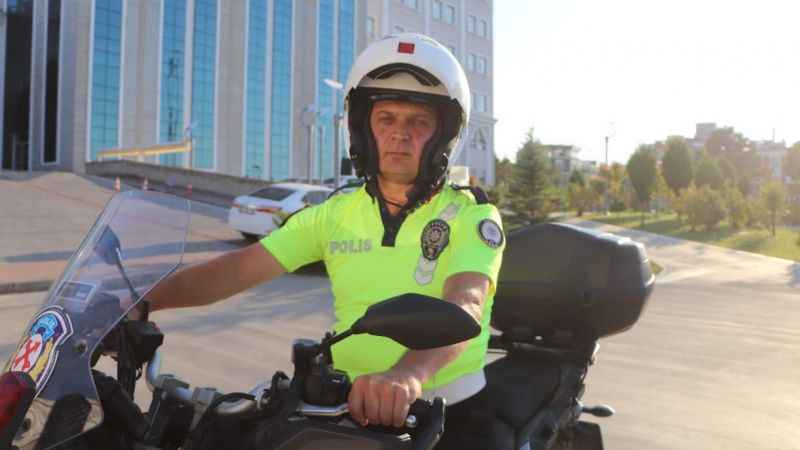 O polis konuştu: "Kendisi gözyaşlarını tutamadı, ben de çok duygulandım" O polis konuştu: "Kendisi gözyaşlarını tutamadı, ben de çok duygulandım"