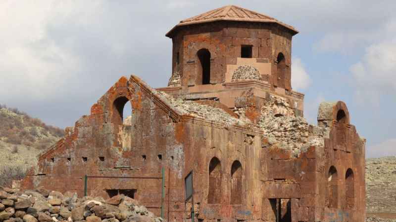 Bin 500 yıllık Kızıl Kilise ziyaretçilerini büyülüyor Bin 500 yıllık Kızıl Kilise ziyaretçilerini büyülüyor
