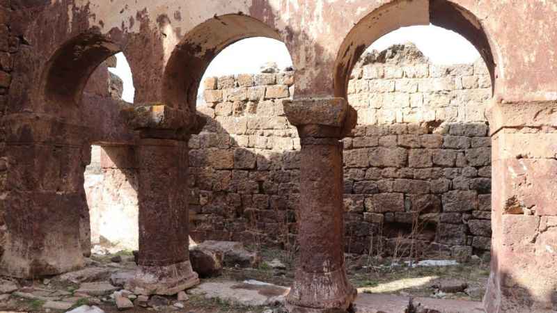 Bin 500 yıllık Kızıl Kilise ziyaretçilerini büyülüyor Bin 500 yıllık Kızıl Kilise ziyaretçilerini büyülüyor