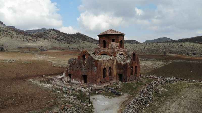 Bin 500 yıllık Kızıl Kilise ziyaretçilerini büyülüyor Bin 500 yıllık Kızıl Kilise ziyaretçilerini büyülüyor