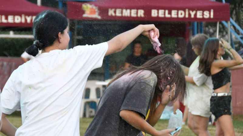 Kemer’de ‘renkli’ festival Kemer’de ‘renkli’ festival