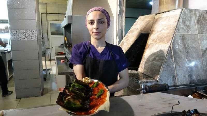Tokat kebabının tek kadın ustası Tokat kebabının tek kadın ustası