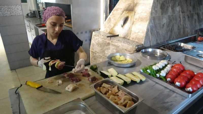 Tokat kebabının tek kadın ustası Tokat kebabının tek kadın ustası