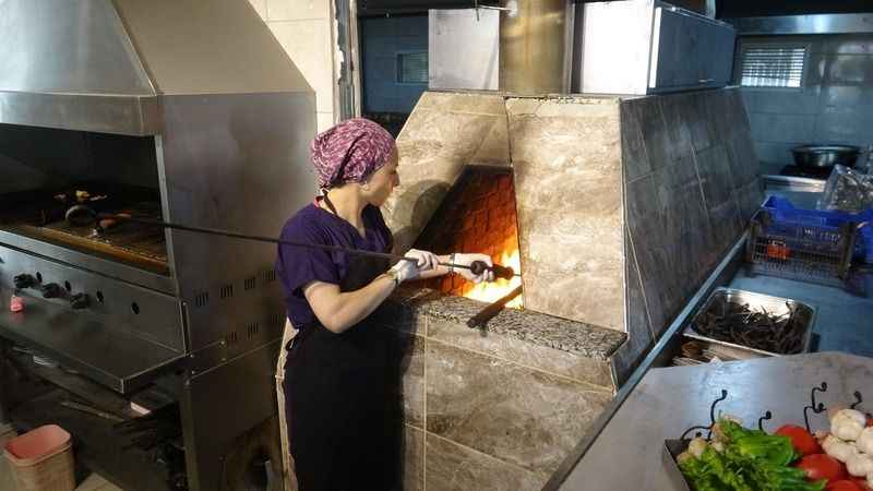 Tokat kebabının tek kadın ustası Tokat kebabının tek kadın ustası