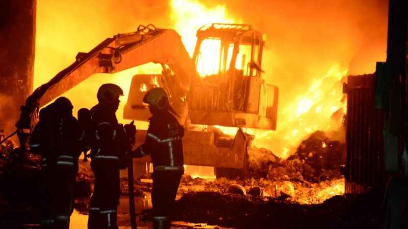 Kimyasal atık yangını yaklaşık 3 saatte kontrol altına alındı Kimyasal atık yangını yaklaşık 3 saatte kontrol altına alındı