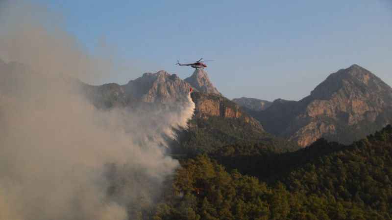 Turizm merkezi Kemer'deki orman yangınına havadan müdahale başladı Turizm merkezi Kemer'deki orman yangınına havadan müdahale başladı