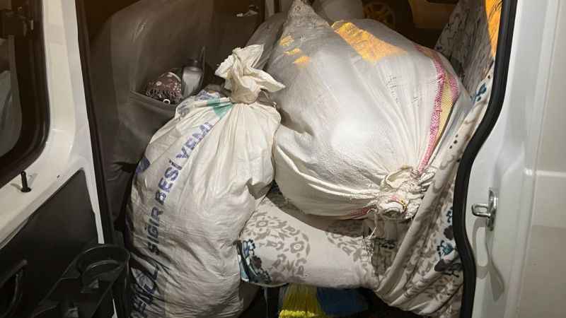 Yem çuvallarında uyuşturucu sevkiyatına 2 tutuklama