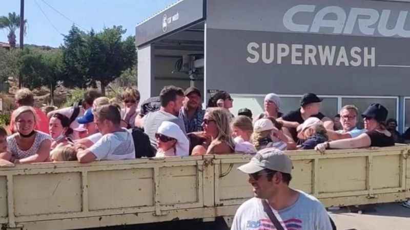 Rodos’taki yangından tahliye edilen turistler Fethiye’ye geldi