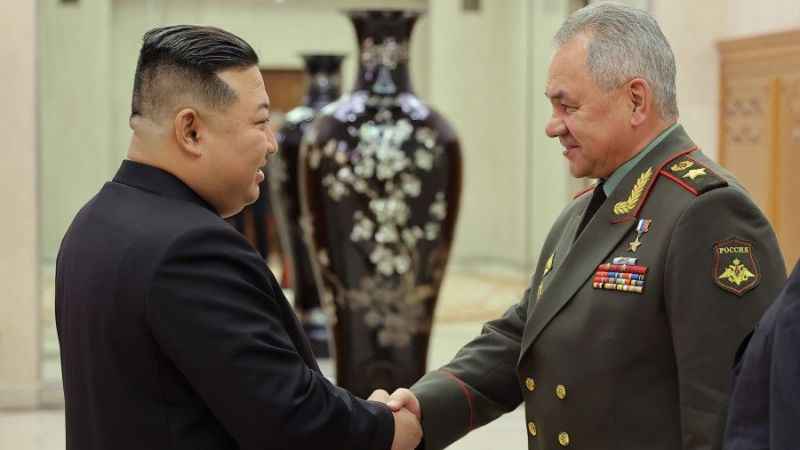 Kuzey Kore Lideri Kim, Rus Bakan Şoygu’ya yeni füze sistemlerini tanıttı