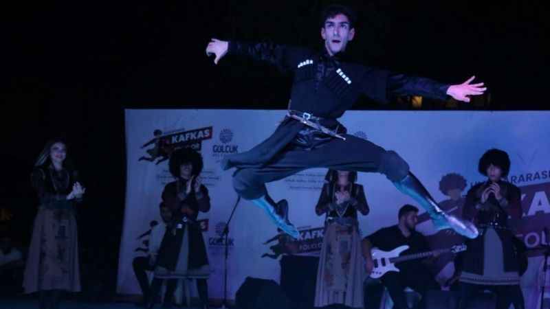 Kafkas dansıyla kendilerine hayran bıraktılar Kafkas dansıyla kendilerine hayran bıraktılar