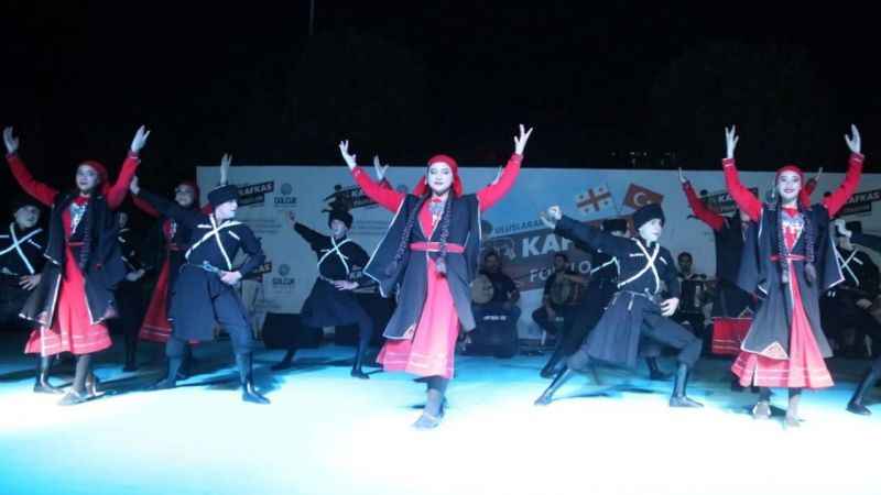 Kafkas dansıyla kendilerine hayran bıraktılar Kafkas dansıyla kendilerine hayran bıraktılar