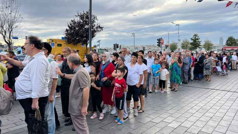Üsküdar Belediyesi aşure dağıttı
