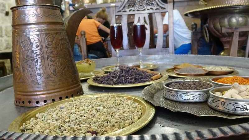 Mardin'de kavurucu sıcaklarda 'reyhan şerbeti'
