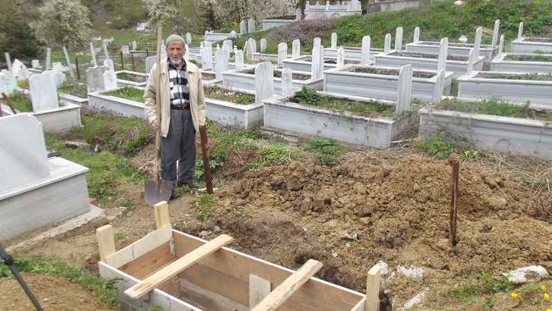 Ölmeden önce mezarını kazmıştı Ölmeden önce mezarını kazmıştı