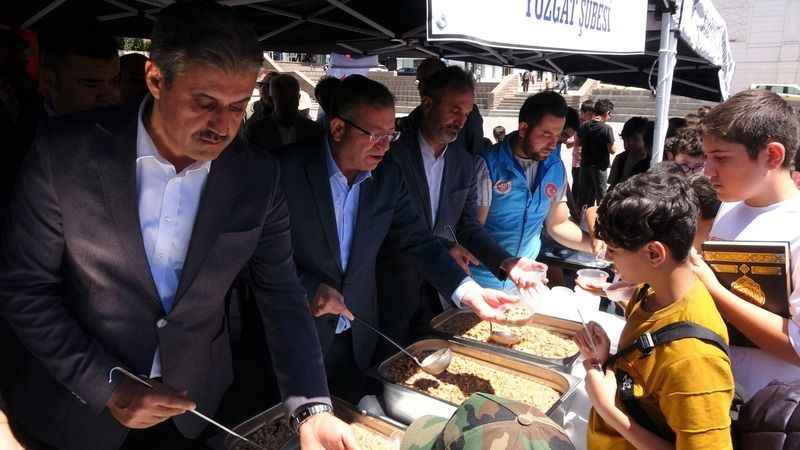 Yozgat’ta 2 bin 500 kişilik aşure dağıtıldı Yozgat’ta 2 bin 500 kişilik aşure dağıtıldı