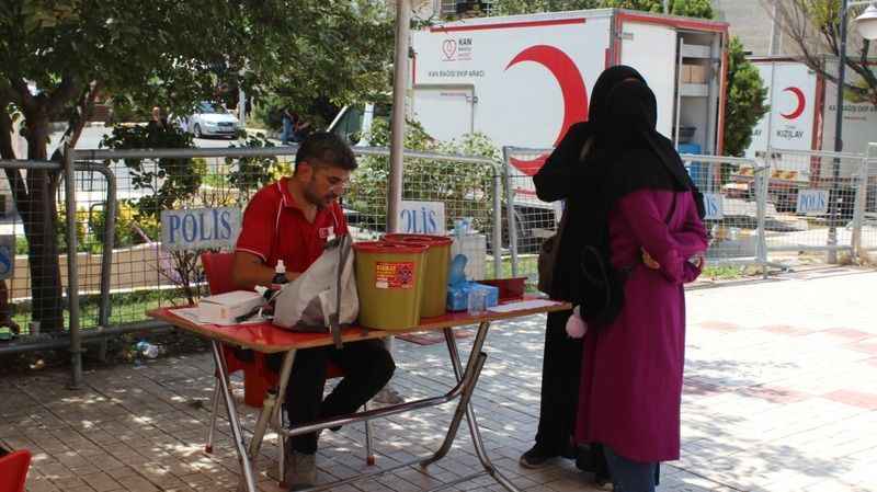 Kan akıtmak yerine Kızılay'a kan bağışladılar Kan akıtmak yerine Kızılay'a kan bağışladılar