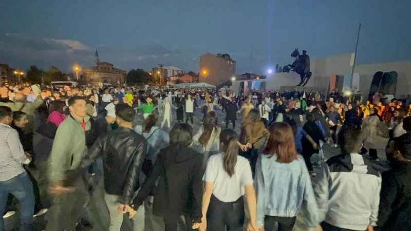 Sarıkamışlılar halaylarla coştu Sarıkamışlılar halaylarla coştu