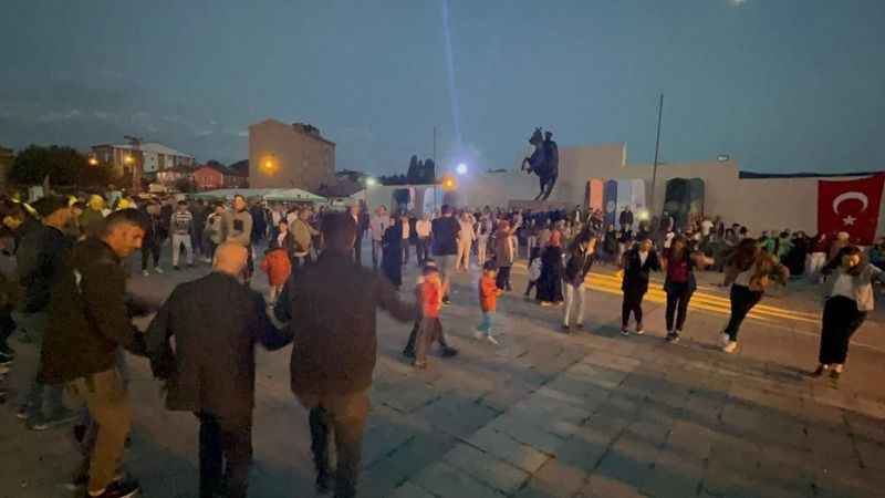 Sarıkamışlılar halaylarla coştu Sarıkamışlılar halaylarla coştu
