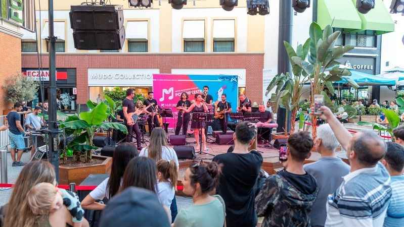 Mersin'de 'Yaz Dostum Konserleri' sürüyor Mersin'de 'Yaz Dostum Konserleri' sürüyor