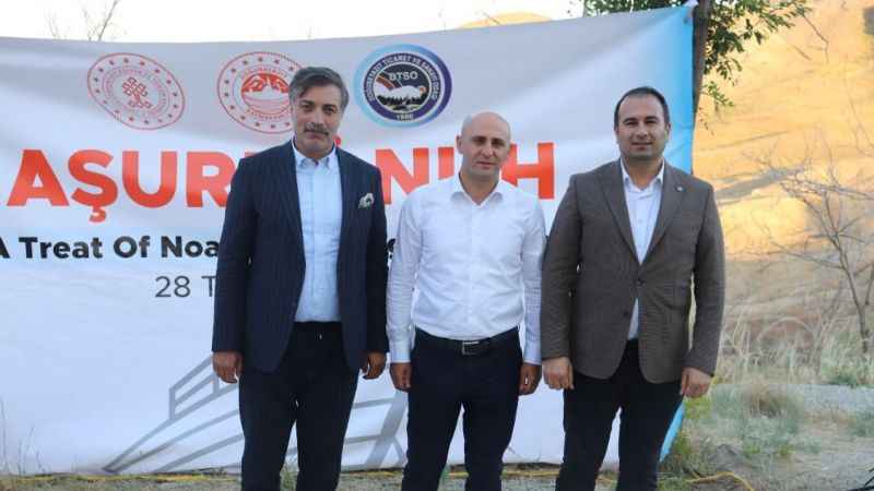 Ağrı Dağı'nın zirvesinde aşure yediler Ağrı Dağı'nın zirvesinde aşure yediler