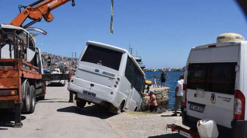 Karavanını park ederken kayalıklara düşürdü