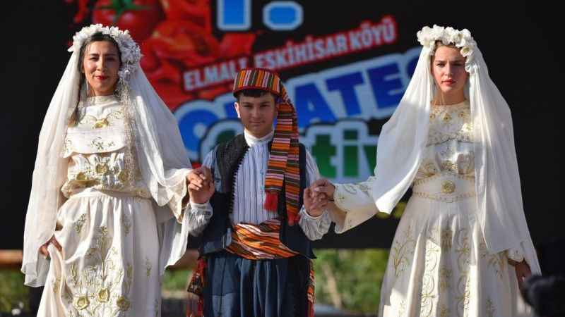 300 yıllık Elmalı gelinliği defileye çıktı