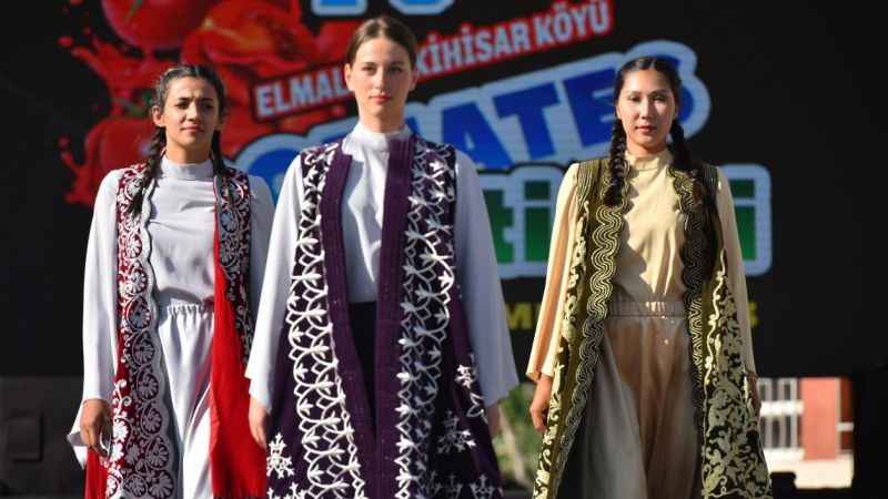 300 yıllık Elmalı gelinliği defileye çıktı