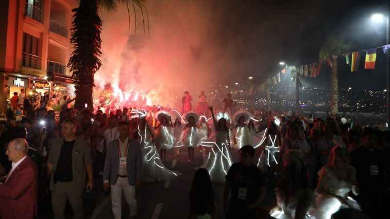 100 ülkenin katıldığı festival Rio Karnavalı'nı aratmadı