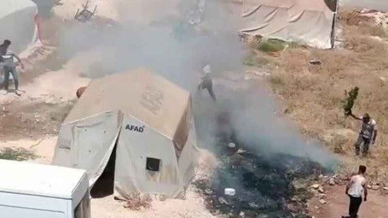 Çocukların ateşle oyunu deprem çadırlarına sıçrıyordu Çocukların ateşle oyunu deprem çadırlarına sıçrıyordu