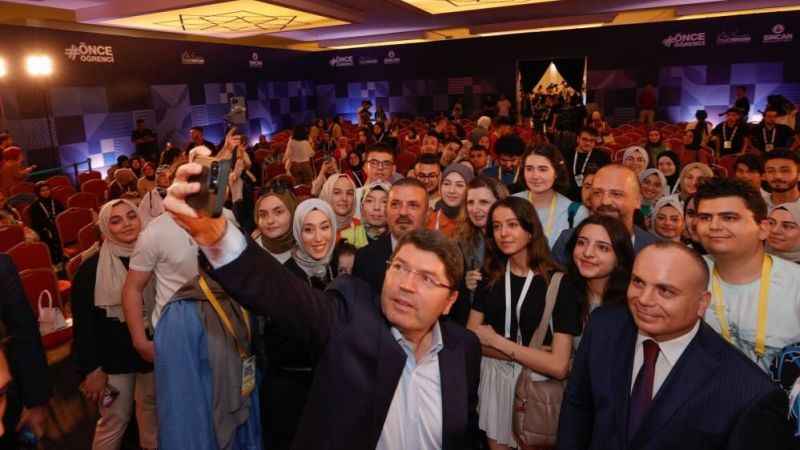 Adalet Bakanı Tunç, Ankara’da öğrencilerle buluştu Adalet Bakanı Tunç, Ankara’da öğrencilerle buluştu