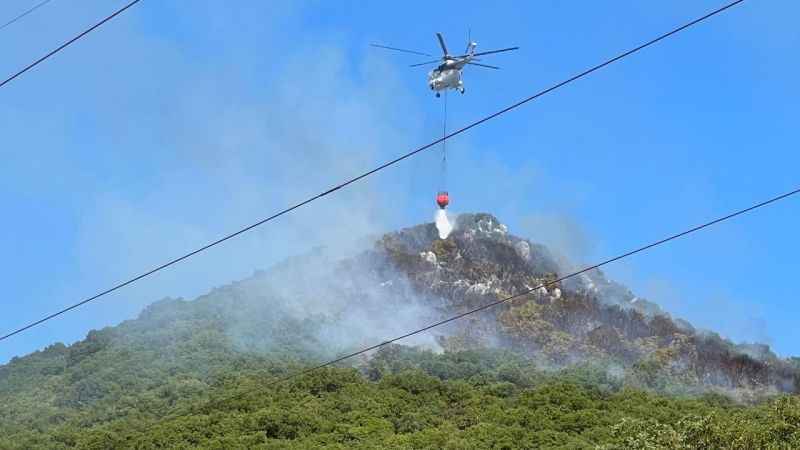 Antalya'nın Demre ilçesindeki orman yangınına havadan ve karadan müdahale ediliyor Antalya'nın Demre ilçesindeki orman yangınına havadan ve karadan müdahale ediliyor