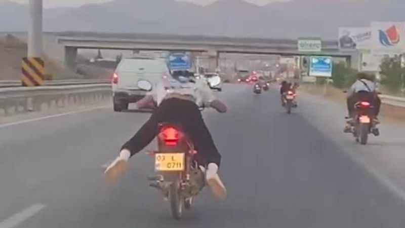 Motosikletli gençlerin ölümü hiçe saydığı anlar böyle görüntülendi