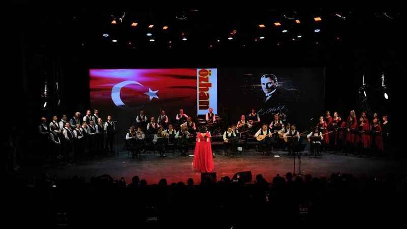 Dilek Türkan Bursalıları mest etti Dilek Türkan Bursalıları mest etti