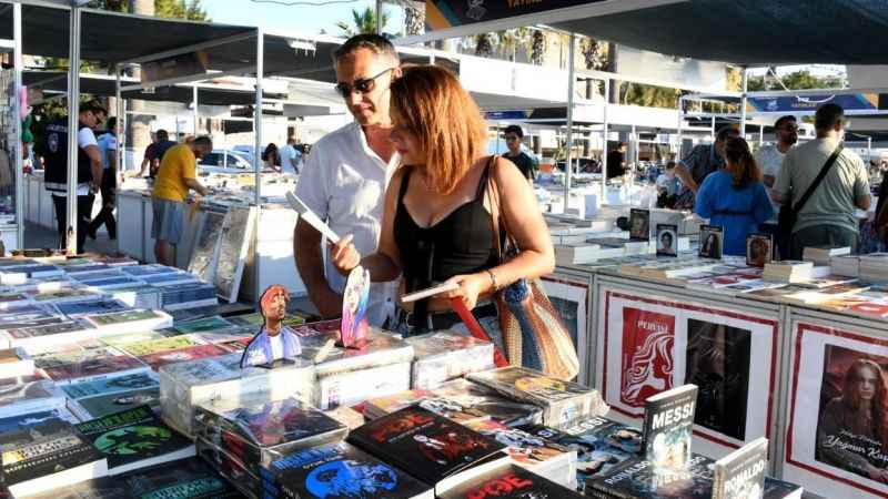 Kuşadası Kitap Fuarı kapılarını açtı
