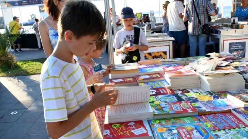 Kuşadası Kitap Fuarı kapılarını açtı Kuşadası Kitap Fuarı kapılarını açtı
