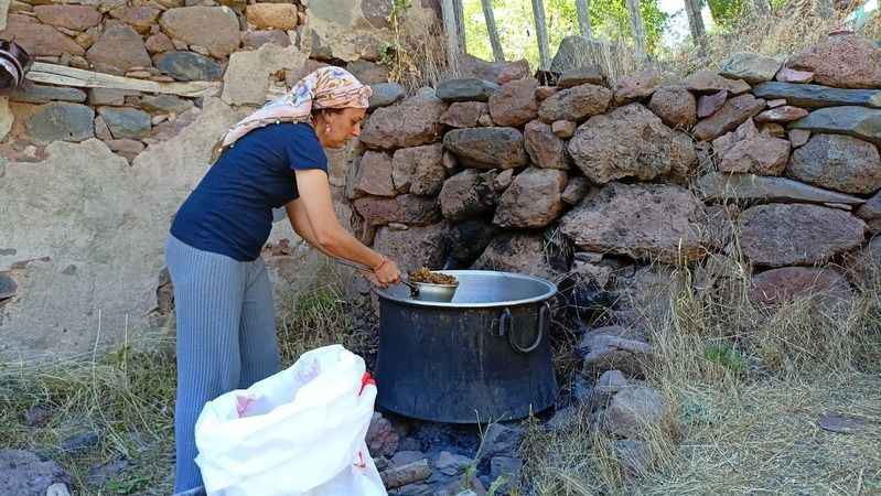 Arapgir’de dut pekmezi geleneği sürdürülüyor Arapgir’de dut pekmezi geleneği sürdürülüyor