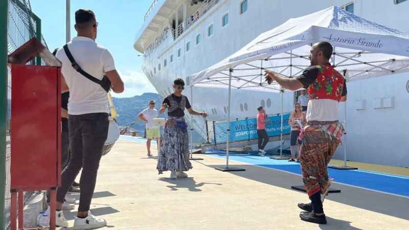 Rus turistlere davul zurna ve köçekli karşılama Rus turistlere davul zurna ve köçekli karşılama