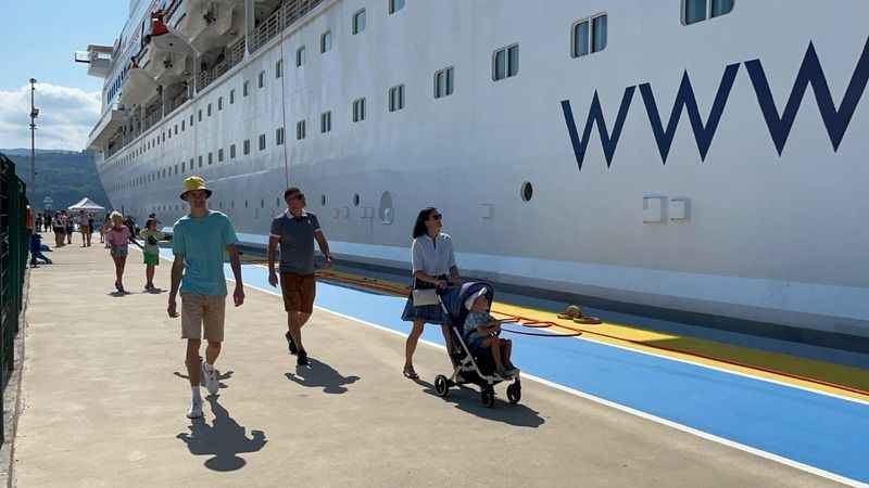 Rus turistlere davul zurna ve köçekli karşılama Rus turistlere davul zurna ve köçekli karşılama