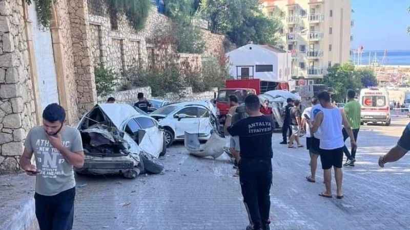 Kontrolden çıkan beton mikseri ortalığı savaş alanına çevirdi