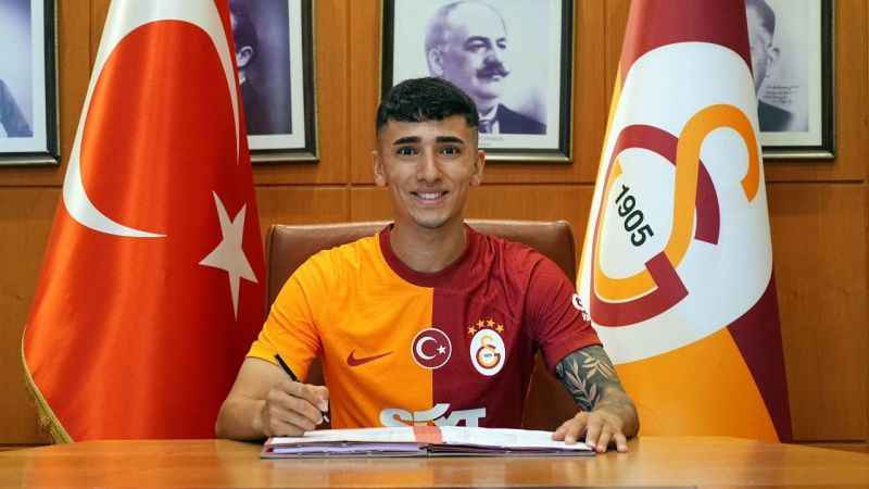 19 yaşındaki Caner Doğan, Galatasaray ile profesyonel sözleşme imzaladı 19 yaşındaki Caner Doğan, Galatasaray ile profesyonel sözleşme imzaladı
