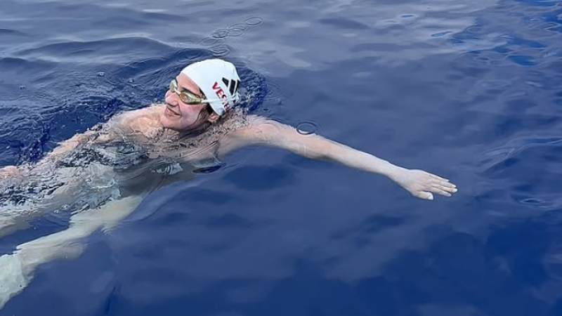 Aysu Türkoğlu Kaiwi Kanalı’nı geçen en genç Türk yüzücü oldu